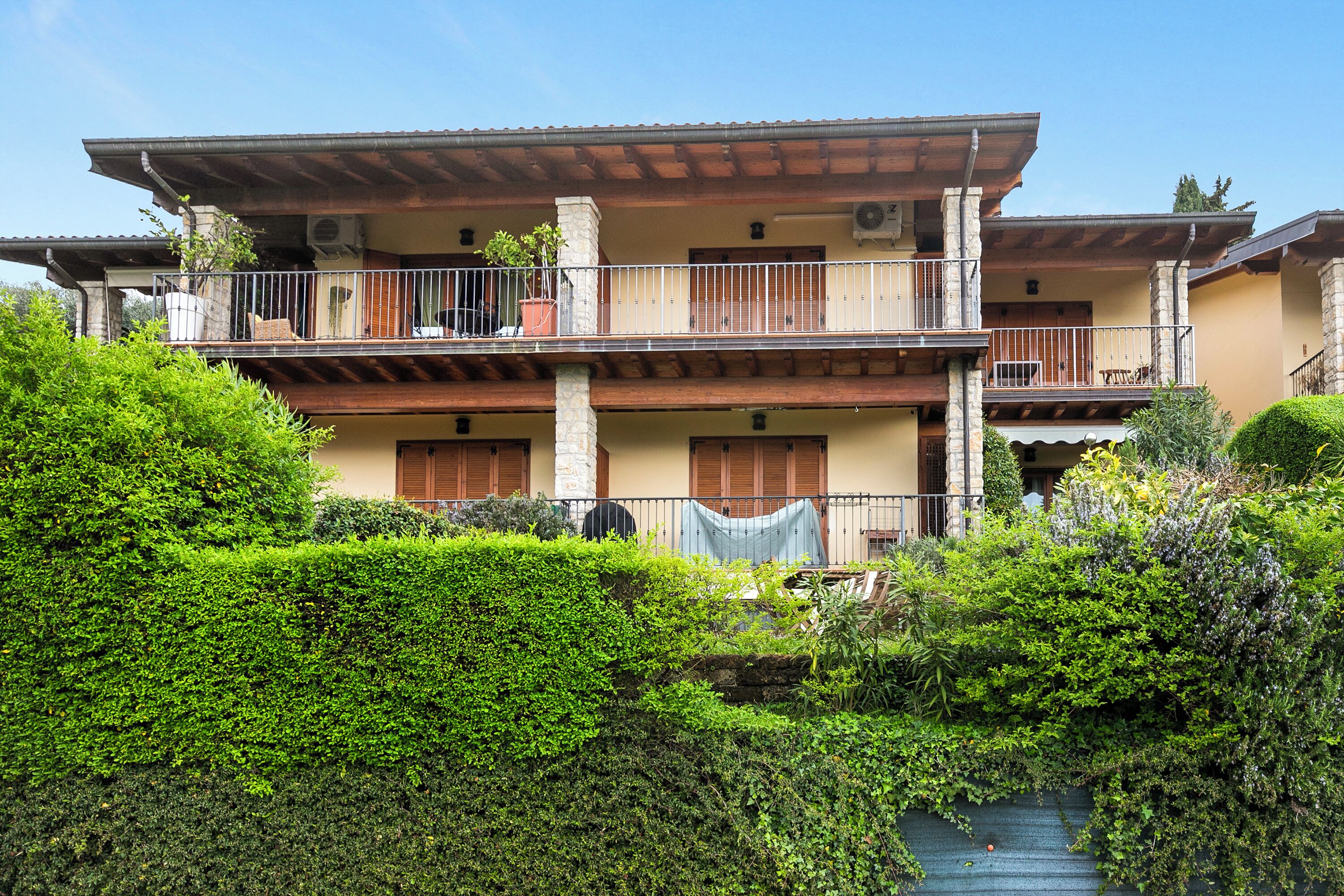 Departamento estándar, varias habitaciones (Grotten Loft with lake view & pool) | Exterior