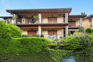 สแตนดาร์ดอพาร์ทเมนท์, หลายห้องนอน (Grotten Loft with lake view & pool) | บริเวณภายนอก