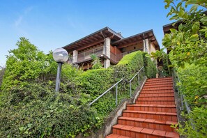 Apartamento estándar, varias habitaciones (Grotten Loft with lake view & pool) | Exterior