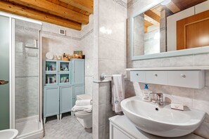 Appartement Standard, plusieurs chambres (Grotten Loft with lake view & pool) | Salle de bain