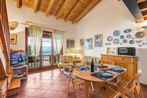 Interior - Grotten Loft with lake view and pool (Toscolano Maderno)