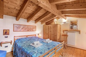 Apartamento estándar, varias habitaciones (Grotten Loft with lake view & pool) | 1 dormitorio, wifi gratis, ropa de cama