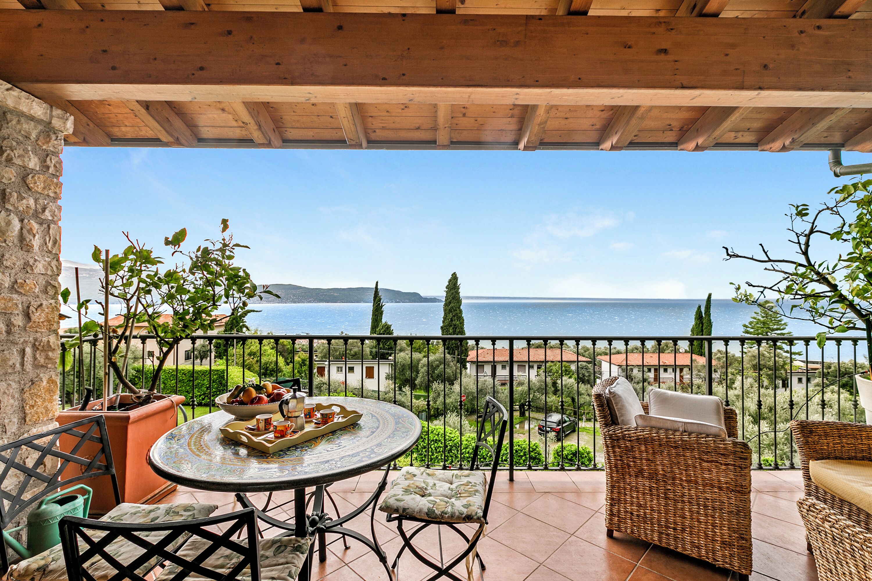 Departamento estándar, varias habitaciones (Grotten Loft with lake view & pool) | Restaurante al aire libre