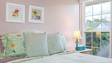 2 bedrooms, desk, iron/ironing board, WiFi