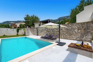 Piscina a l'aire lliure i piscina climatitzada 