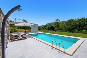 Piscina a l'aire lliure i piscina climatitzada 