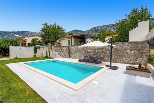 Outdoor pool, a heated pool - Discover a cozy vacation home in Grižane, designed for up to four guests. (Grižane-Belgrad)