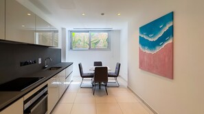 Réfrigérateur, four à micro-ondes, un four, surface de cuisson