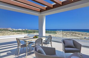 Outdoor dining - Sea Pearl Beachfront Villa (Ayia Napa)
