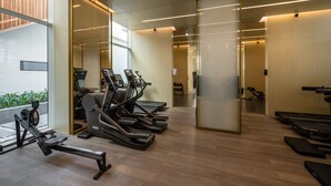Ett gym med löpband, motionscyklar och roddmaskiner.
