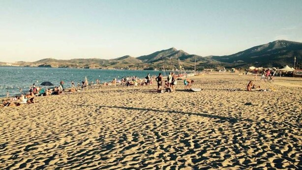 A beach with people, tents, and mountains in the background. - 60 m2 apartment 250 m from the beach (Argelès-sur-Mer)
