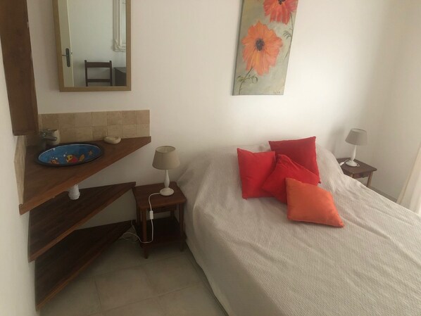 2 bedrooms, iron/ironing board, WiFi