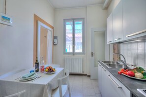 Fridge, stovetop, coffee/tea maker, cookware/dishes/utensils - Appartamento Gabriella (Laveno Mombello)