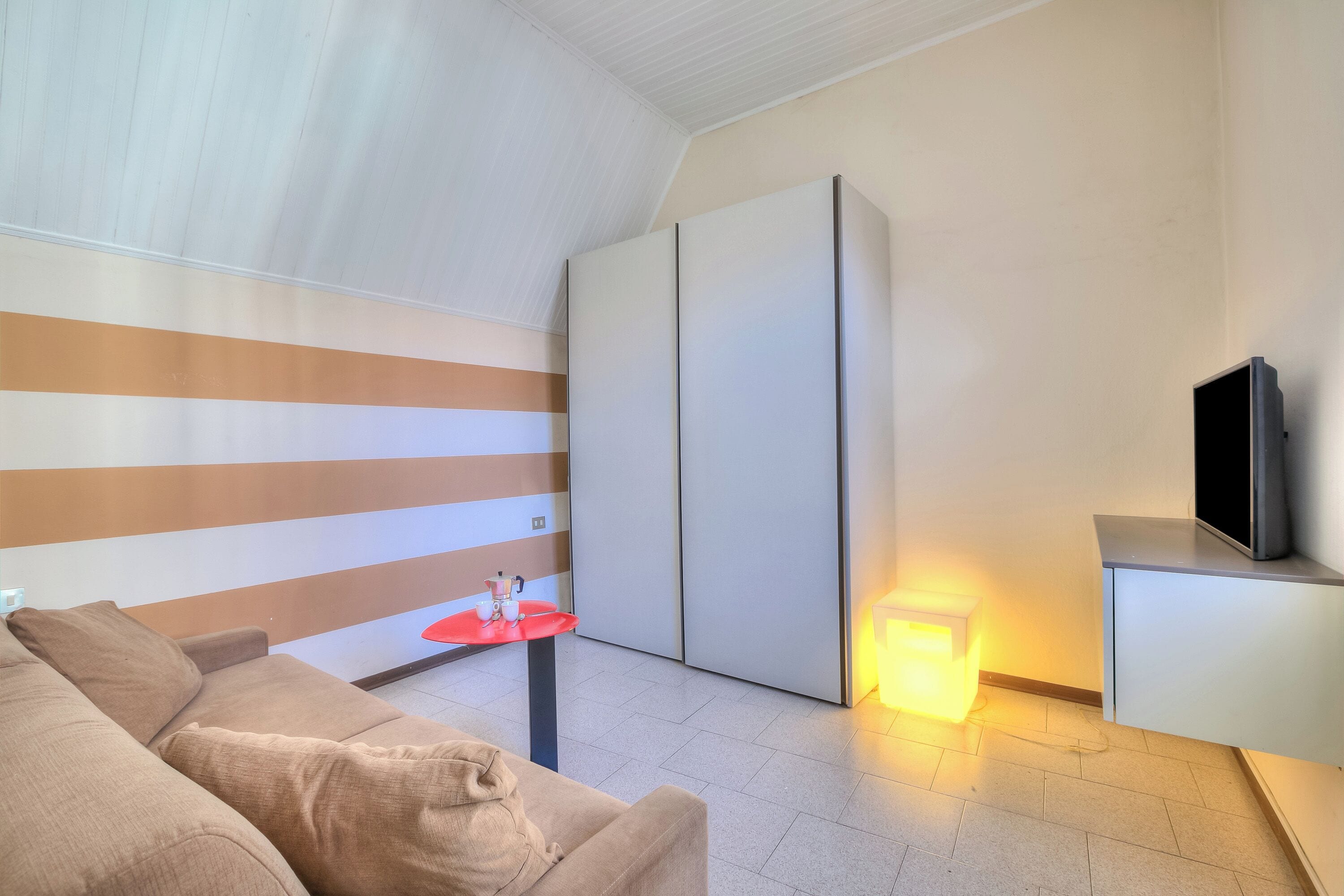 Standard-Studio (Appartamento Gabriella) | Wohnbereich | 21-Zoll-Flachbildfernseher mit Kabelempfang