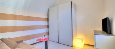 Standard-Studio (Appartamento Gabriella) | Wohnbereich | 21-Zoll-Flachbildfernseher mit Kabelempfang
