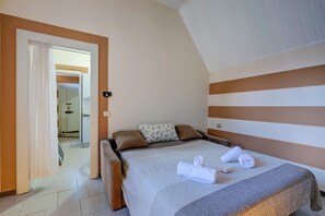 Standard Studio (Appartamento Gabriella) | Free WiFi, bed sheets - Appartamento Gabriella (Laveno Mombello)