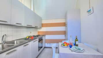 Fridge, stovetop, coffee/tea maker, cookware/dishes/utensils