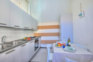 Standard Studio (Appartamento Gabriella) | Private kitchen | Fridge, stovetop, coffee/tea maker, cookware/dishes/utensils - Appartamento Gabriella (Laveno Mombello)