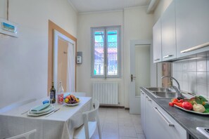 Standard Studio (Appartamento Gabriella) | Private kitchen | Fridge, stovetop, coffee/tea maker, cookware/dishes/utensils - Appartamento Gabriella (Laveno Mombello)