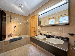 Dusche, Haartrockner, Handtücher