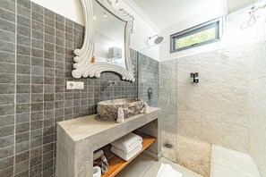 Suite | Baño | Regadera, toallas, jabón, shampoo