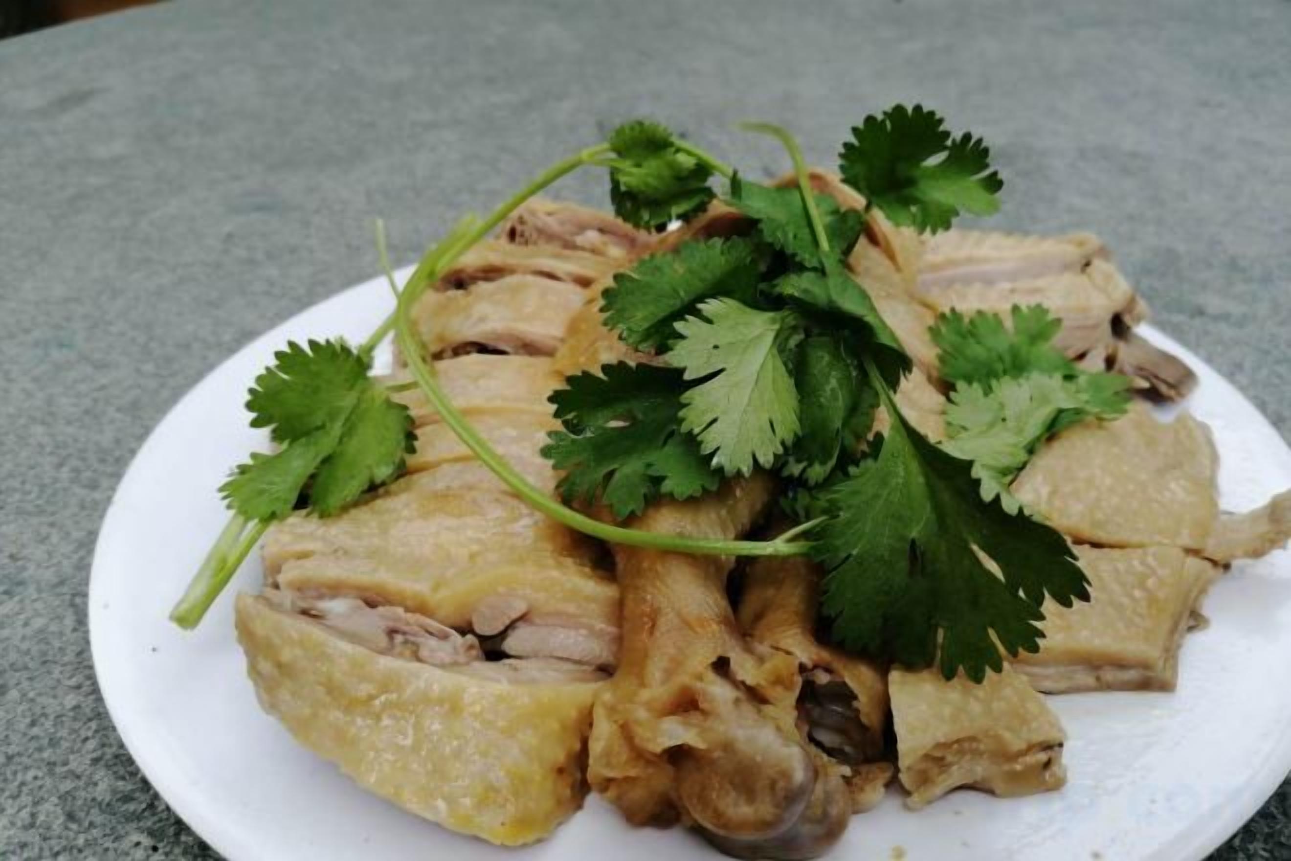 Prato de frango fatiado com ervas.