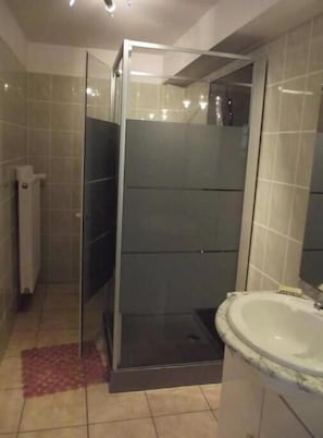 Dusche, Haartrockner, Seife, Shampoo