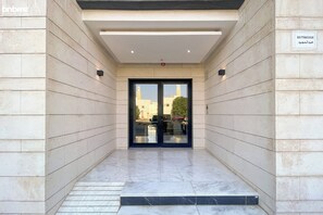 Lobby - bnbmehomes-Top APT nr Kingdom Tower-B11 (Riyadh)