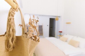 A room with a bed, a door, and a hanging macrame piece. - 4 Bedroom/5 Beds Villa Din Daeng BKK (Bangkok)