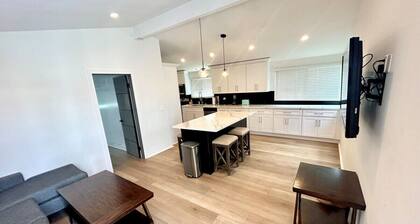 Heart of Corona Del Mar! Chic Bungalow! 10 minute walk to the beach/Steps to downtown!