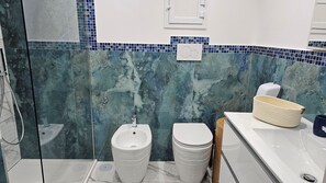 Tina de hidromasaje, secadora de cabello, bidet, toallas 