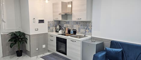 Réfrigérateur, four, plaque de cuisson, cafetière/bouilloire