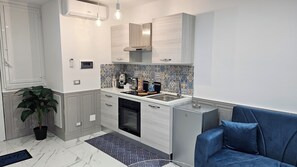 Een koelkast, een oven, een kookplaat, een koffiezetapparaat/waterkoker