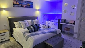 A modern bedroom with a large bed, bedside tables, a desk, and a seating area. - Centrally located near the sea, capri, station for sorrento, Pompeii,Vesuvius  (Castellammare di Stabia)