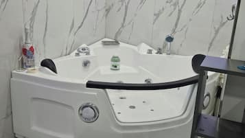 Vasca idromassaggio, asciugacapelli, bidet, asciugamani