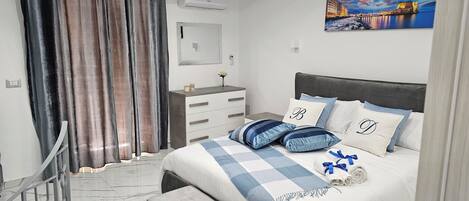 2 bedrooms, desk, WiFi, bed sheets