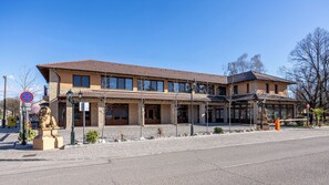 Front of property - Vörös Álom Panzió (Tiszakécske)