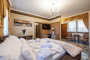 Dobbeltrom – familie, hageutsikt | Safe på rommet, individuelt dekorert, individuelt innredet og skrivebord