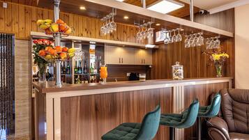 2 bars/lounges