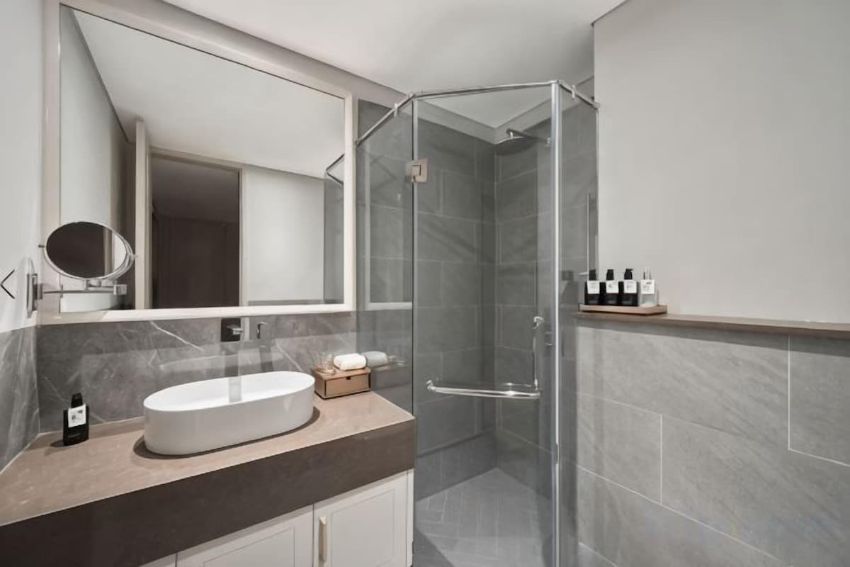 Bathroom | Free toiletries, hair dryer, bathrobes, slippers