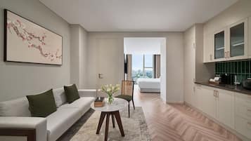 Studio Premier | Minibar, caja de seguridad en la habitación y escritorio