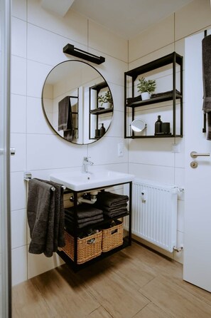 Hair dryer, towels, toilet paper - Fritz im Glück - Ferienwohnung mit Charme Mitten in Rietberg (Rietberg)