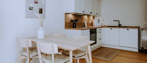 Fridge, oven, stovetop, dishwasher