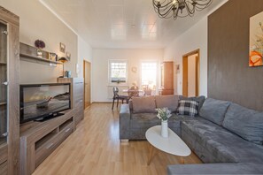 TV, mesa de pingue-pongue