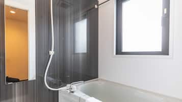Habitación cuádruple, no fumadores (Japanese Western style) | Baño | Secador de pelo, zapatillas, bidé electrónico y toallas