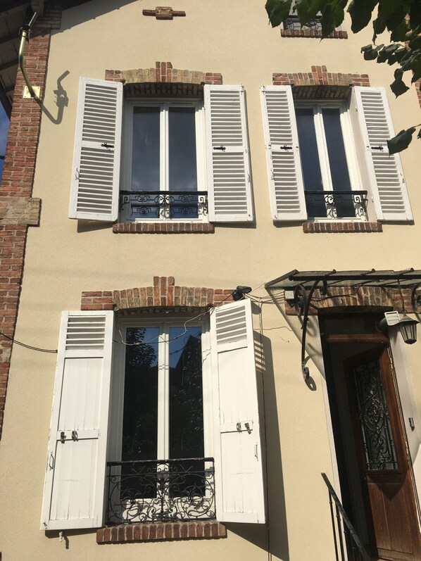 Exterior detail - Maison 6-8 Personnes à 15 Minutes de Paris (Sannois)