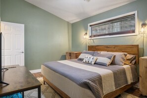 1 habitación, escritorio, tabla de planchar con plancha y cuna de viaje