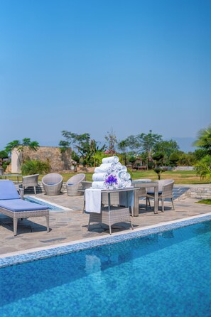 Una piscina al aire libre