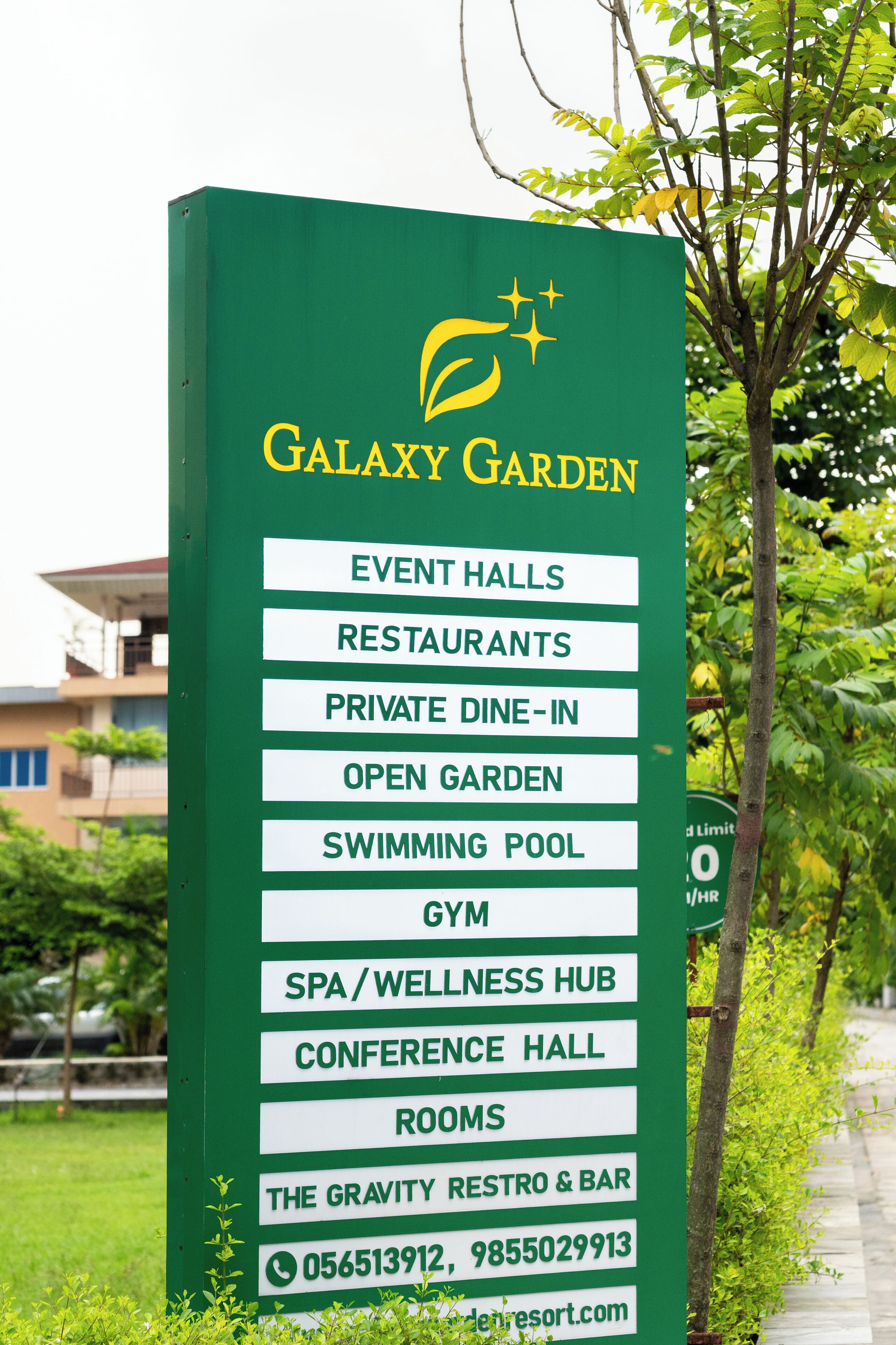 Letrero que enumera los servicios de Galaxy Garden, entre ellos salones de eventos, restaurantes, cenas privadas, un jardín abierto, piscina, gimnasio, centro de spa y bienestar, salón de conferencias, habitaciones, y un restaurante bar 'Gravity'.