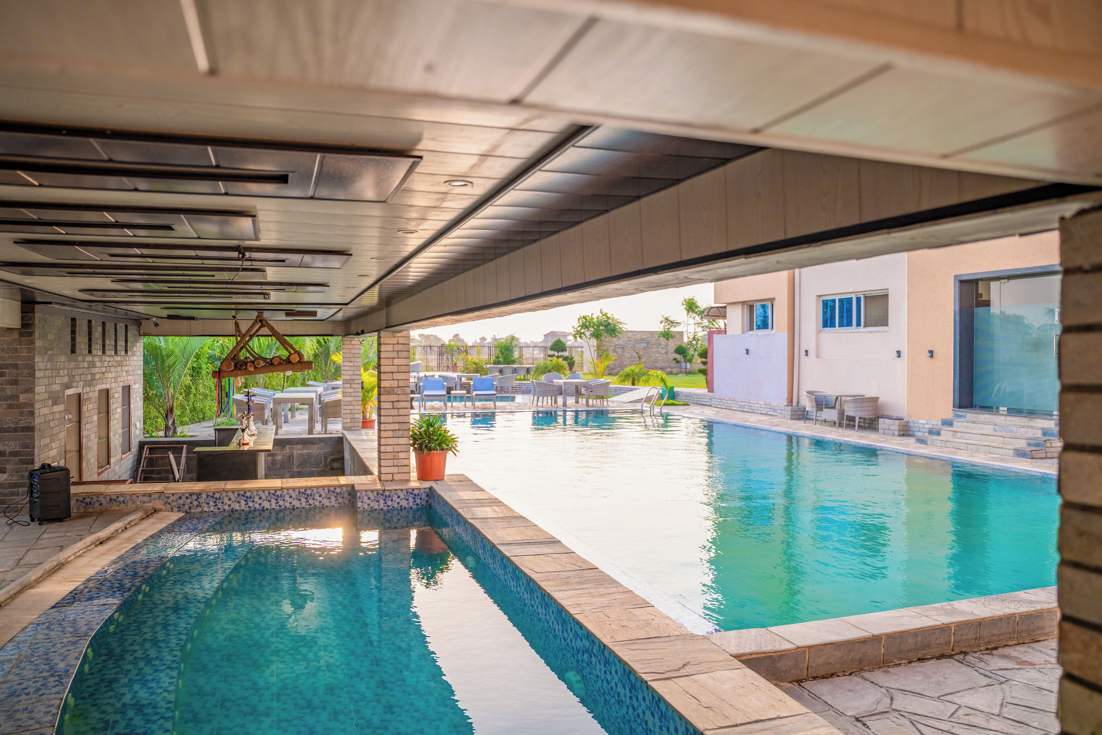 Una piscina al aire libre